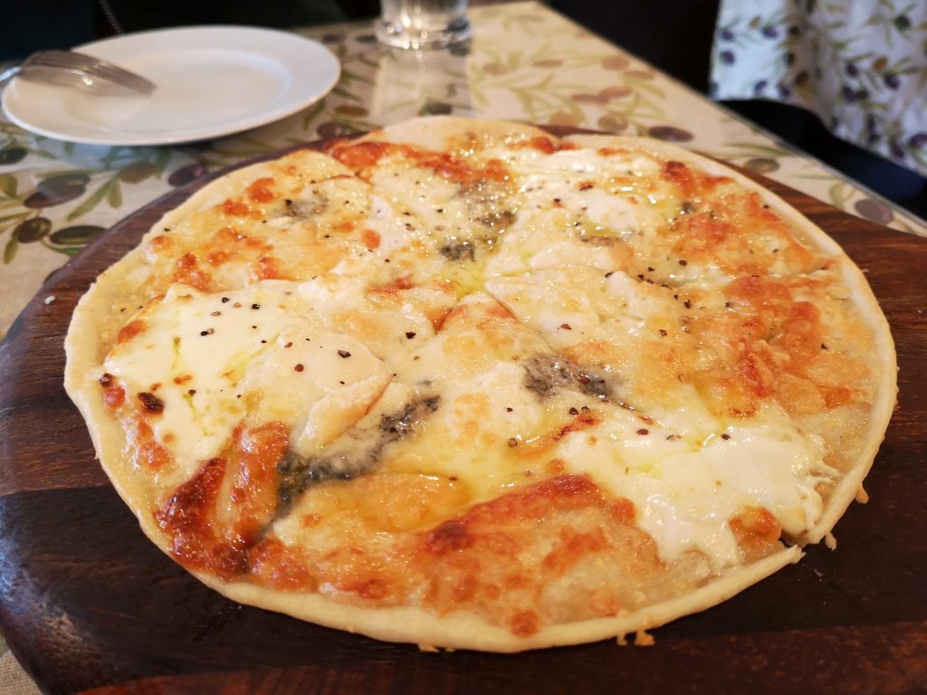 横浜元町商店街チーチョス(CHICHOS)美味しいチーズピザ